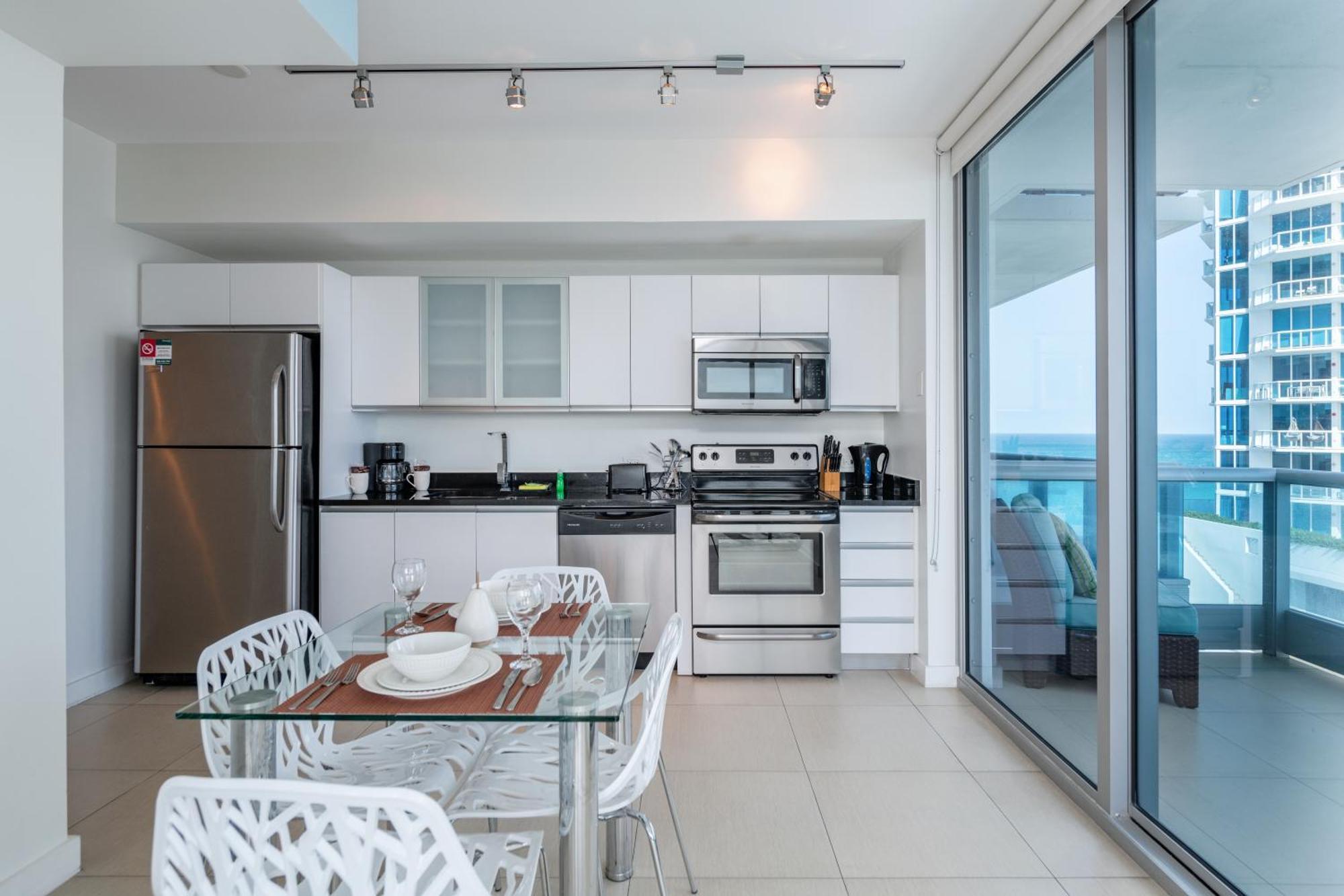 Global Luxury Suites At Monte Carlo Miami Beach Room photo